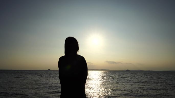 女人站在海边看日落看风景看日出看夕阳看海