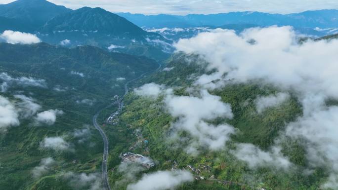 大气青山绿水间云雾流动自然风景