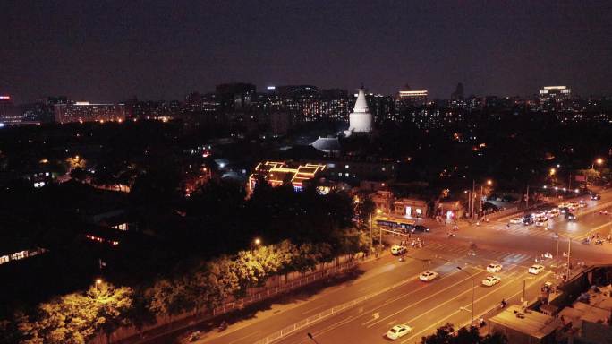 实拍节日里北京白塔寺和夜晚繁华的路口交通