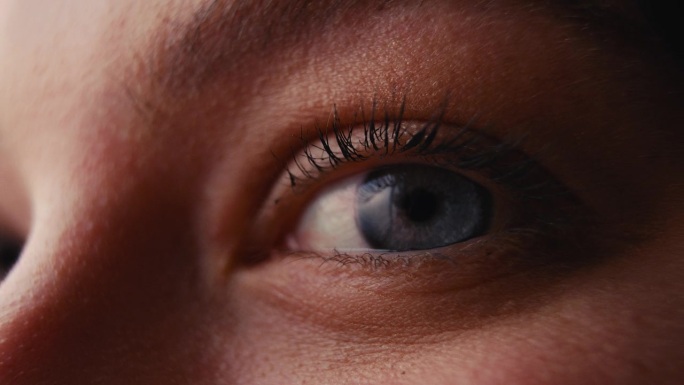 微距工作室拍摄的女人的眼睛看着相机