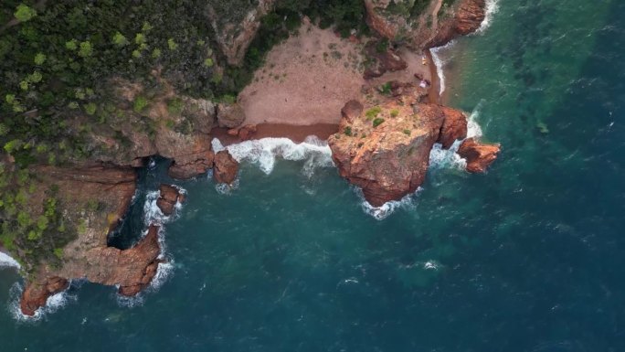 埃斯特尔山-海之角-阿吉尔角。伊斯特尔地中海沿岸有红色的岩石、沙滩和大海。法国里维埃拉的Côte d