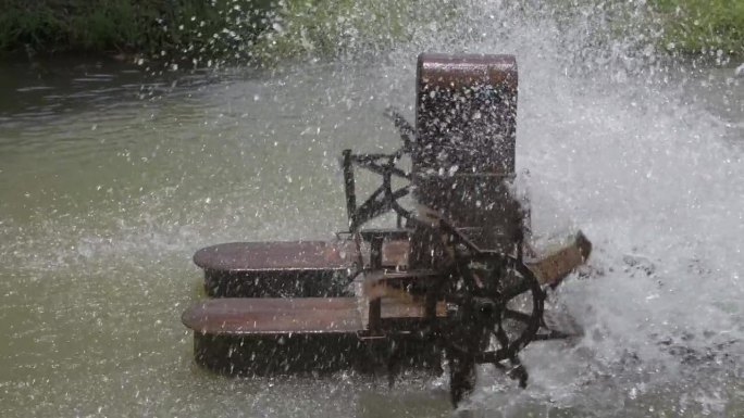 陈旧生锈的浮式水轮机(曝气轮机)转轮桨，用于提高水源中的氧气质量。