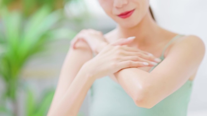 女性手臂护肤概念涂抹美女化妆品广告