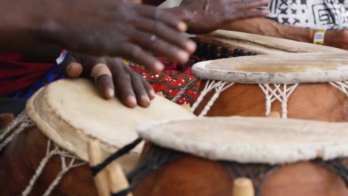 黑人音乐家演奏非洲传统鼓的手特写