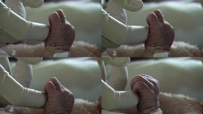 医院新生儿重症监护病房的早产儿握着手指。近距离，4K分辨率。