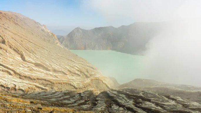 卡瓦伊真火山火山口的延时日出景象。卡瓦伊真火山是复合火山，硫磺矿是印度尼西亚东爪哇Banyuwang