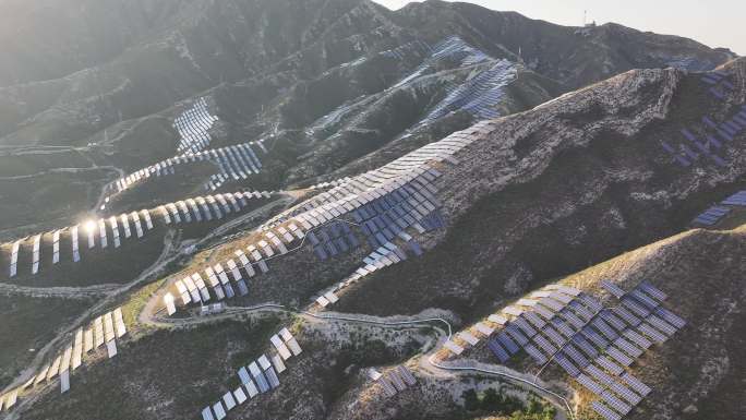 航拍山地太阳能电池板