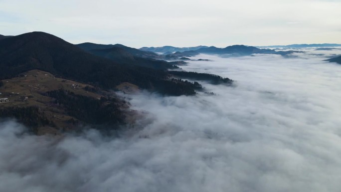 飞过山顶的云层。山峰高耸，清晨日出，自然景观优美