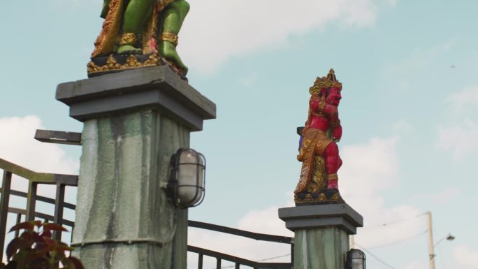 通往大桥入口的绿色和红色印尼雕像
