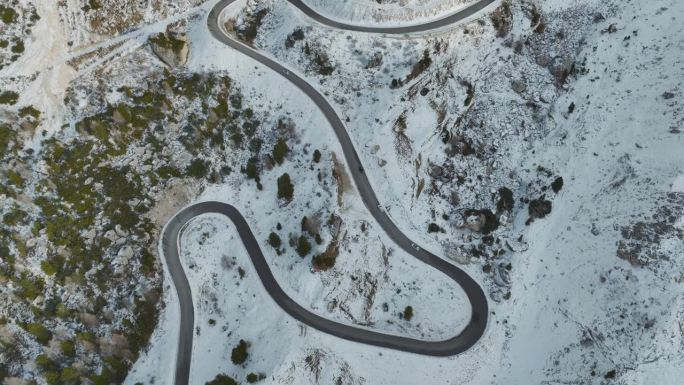 冬季白云石蜿蜒的道路鸟瞰图