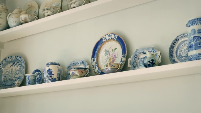 墙上的盘子精美的瓷器展示