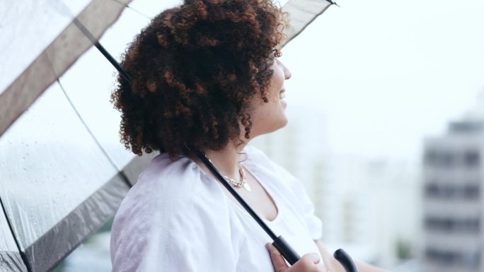 思考着，微笑着和女人撑着伞在城市里为下雨的天气祈愿。想法，快乐和非洲人用阳伞户外盾牌，旅行或保护水在