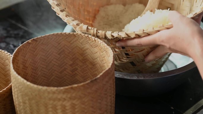 煮米，用竹制容器蒸糯米