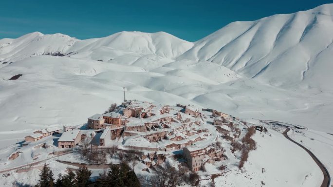 在意大利佩鲁贾的Castelluccio di Norcia，西比利尼雪山景观的旋转镜头