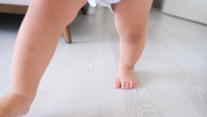婴儿的第一步脚宝宝学走路第一次教
