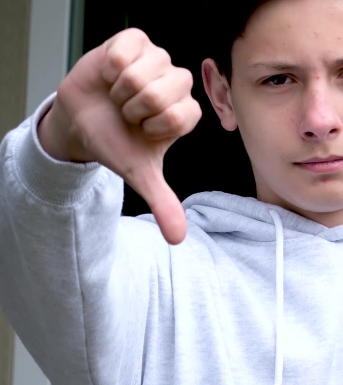 男生男生竖起大拇指双手拇指朝下双臂向两侧伸开在肩上做什么背着私人部门青少年运动运动衫黑发欧洲青少年