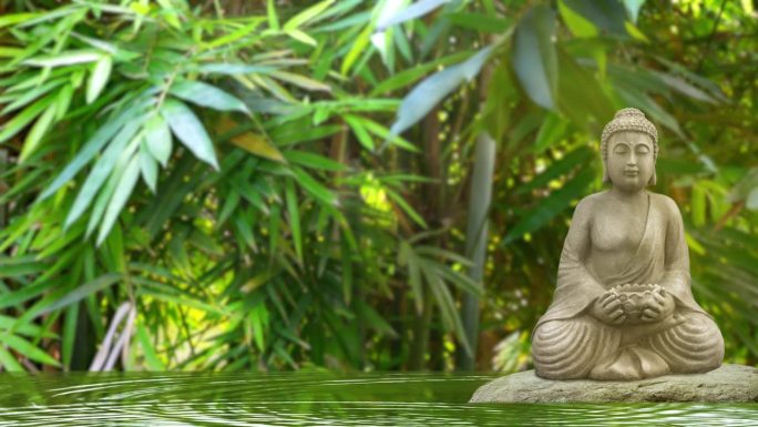 岩石上的佛像在流水中荡漾在竹林花园中，大自然的景象具有亚洲禅宗精神，沉思于热带雨林美景中，慢动作定景