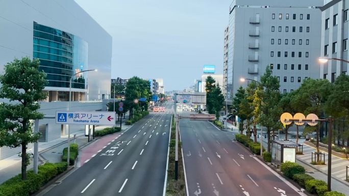 夜景高速公路:在过往车辆中行走的无法辨认的模糊人物