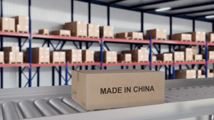 中国制造进出口概念。滚筒输送机上装着中国产品的纸箱
