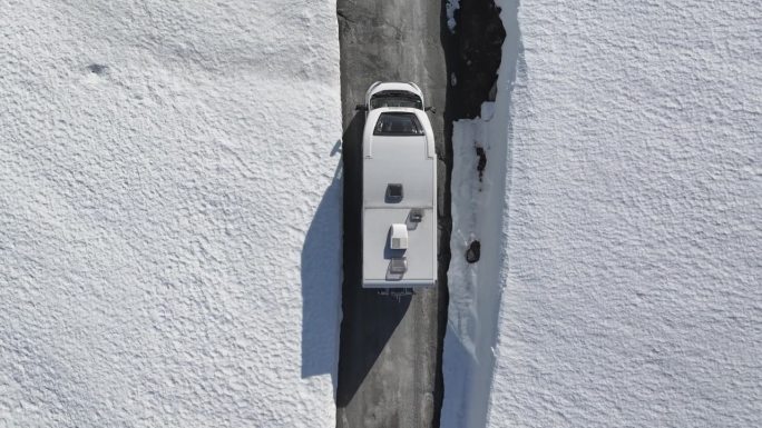 现代房车在雪地走廊上行驶的鸟瞰图