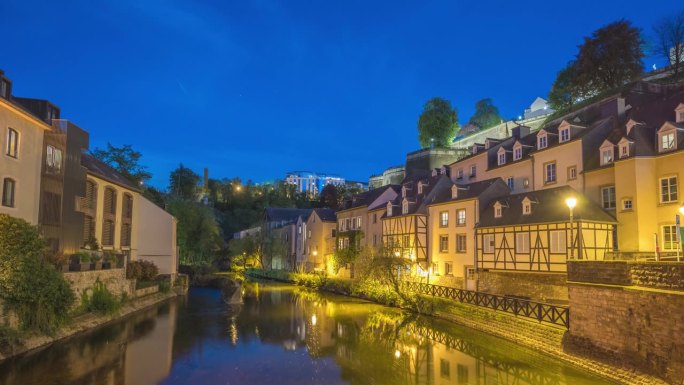 卢森堡大公国4K延时拍摄，历史悠久的卢森堡老城区阿尔泽特河沿岸的城市天际线夜间延时拍摄