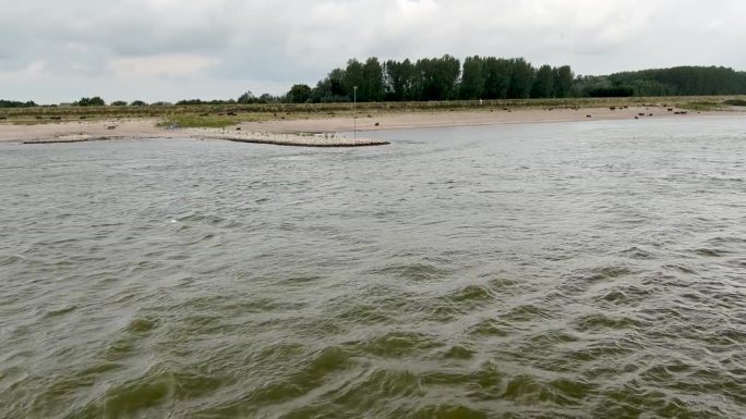 游览荷兰乡村的河流