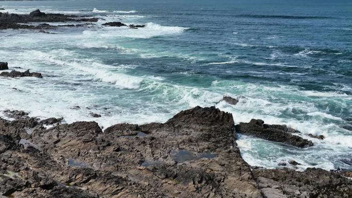 爱尔兰多尼戈尔郡大西洋波伦斯特利芬海滩岩石的慢动作航拍视频