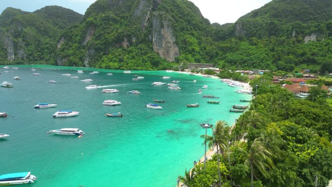 泰国皮皮岛位于泰国甲米省，是东南亚度假旅游胜地