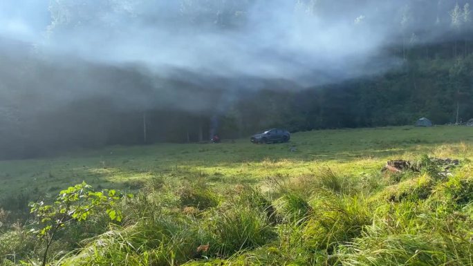 带着帐篷的游客在山上的草地上休息