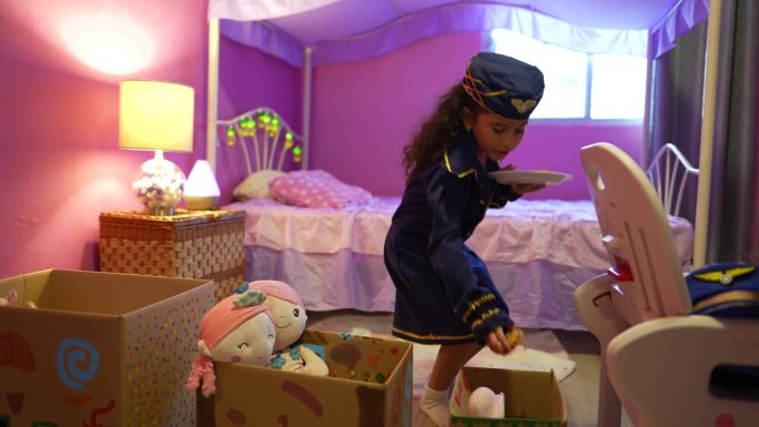 一个小女孩在家里的卧室里假扮空姐
