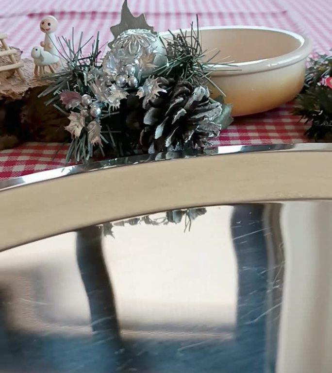 圣诞餐桌设置与空镀铬盘