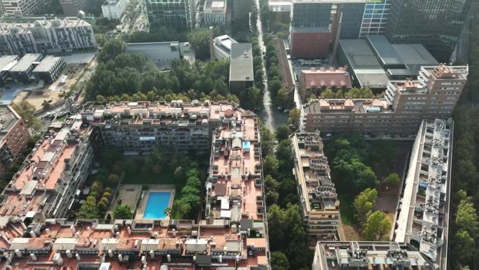 阳光明媚的日子巴塞罗那市著名的住宅区基础设施交通街道航拍全景4k西班牙