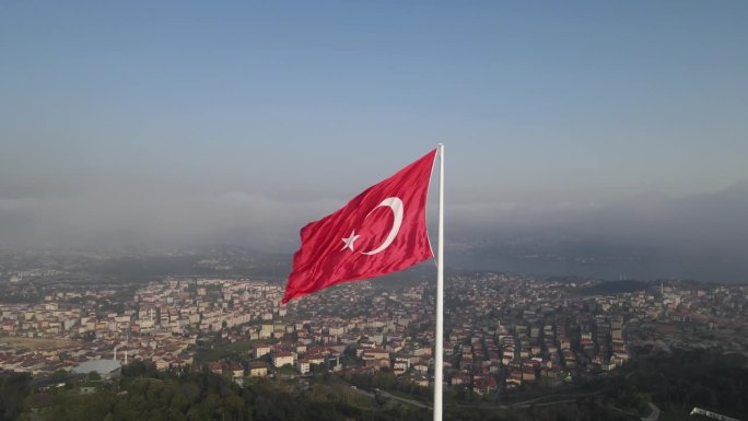土耳其国旗在日落无人机视频，7月15日烈士桥Beylerbeyi Uskudar，土耳其伊斯坦布尔
