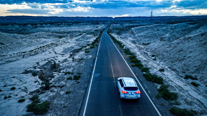 穿越黑戈壁沙漠的公路