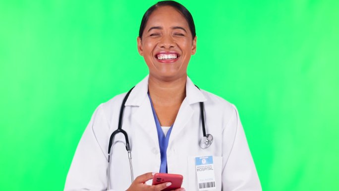 电话，女人和医生在一个绿屏的工作室里笑着看喜剧，喜剧或有趣的笑话。技术，快乐和肖像的女性保健工作者与