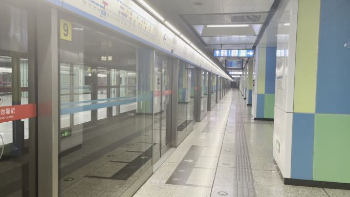 北京空荡地铁候车厅