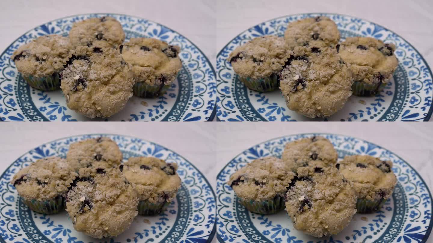 一盘自制蓝莓松饼的特写——视差运动