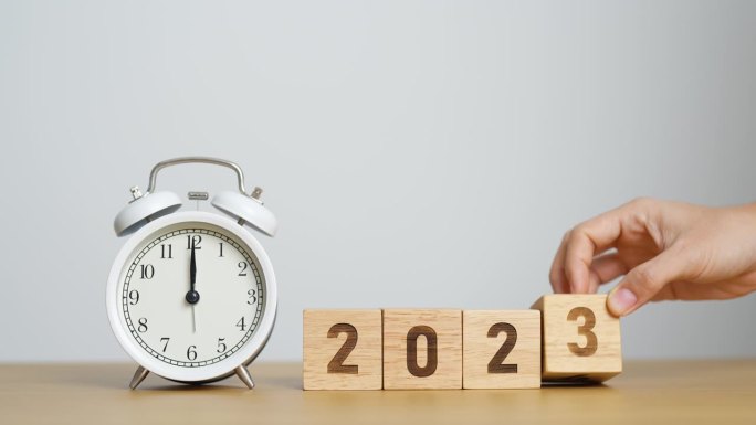 新年快乐，带着复古闹钟，把2023年改成2024年。圣诞节，新的开始，决议，倒计时，目标，计划，行动