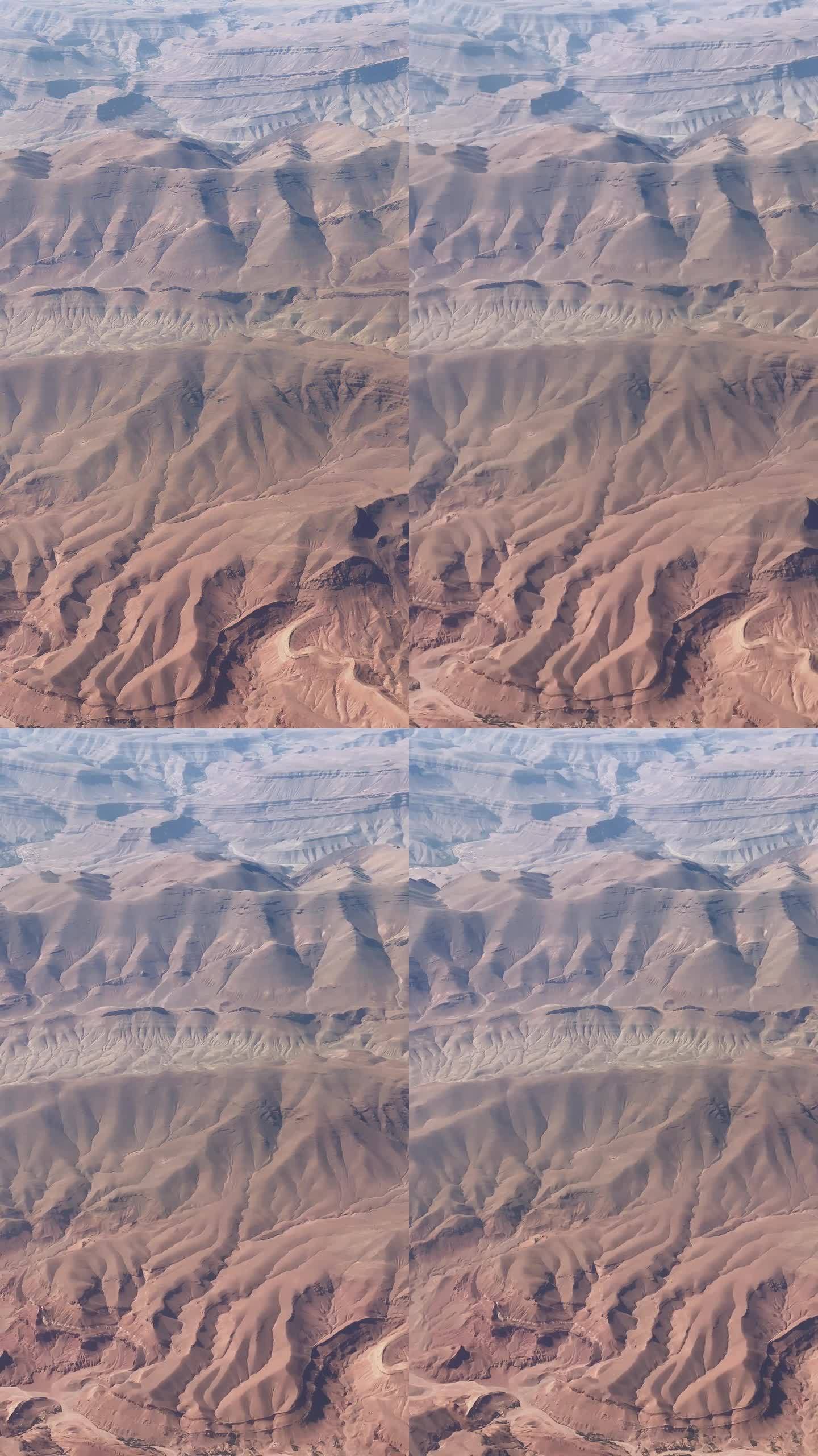 乘客从飞机上俯瞰北非沙漠
