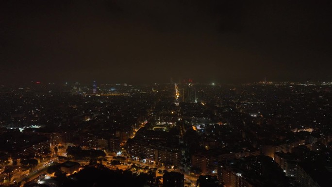 夜间照明巴塞罗那市中心交通街道航拍全景4k西班牙