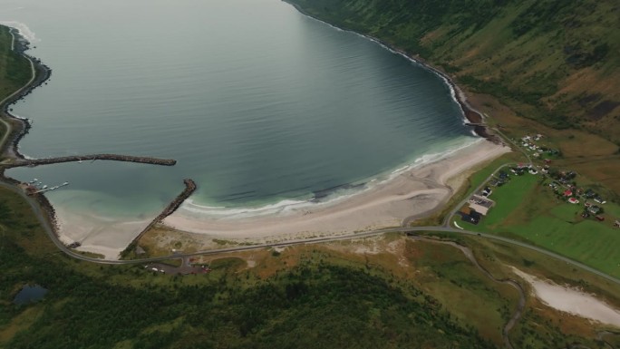 从Senja群岛的Ersfjord海滩高处俯瞰令人惊叹的全景