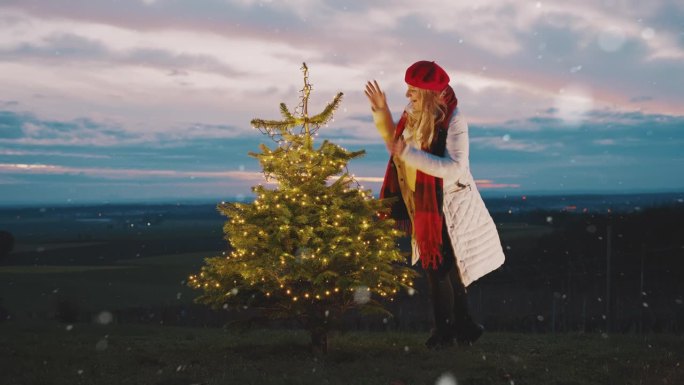 下雪的时候，女人打开了圣诞树上的彩灯