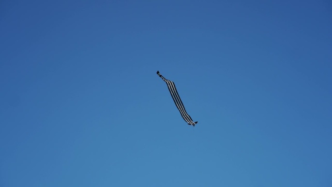 天空中的风筝蓝色纸鸢条纹