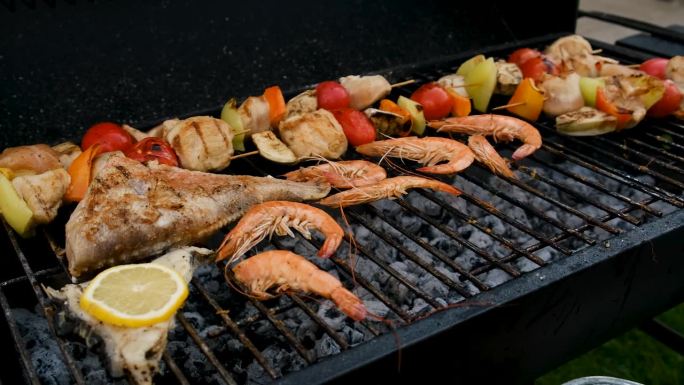 虾和鱼是烤制的。有选择性的重点。食物。