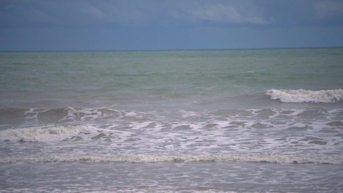 热带海滩的景色，海浪冲击海滩。