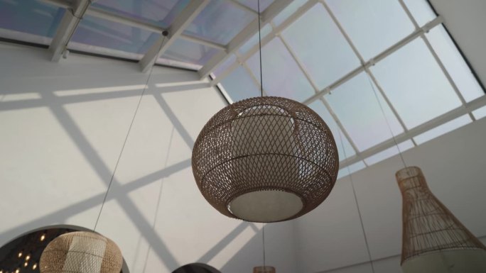 室内玻璃天花板与悬挂竹灯美丽的现代室内设计