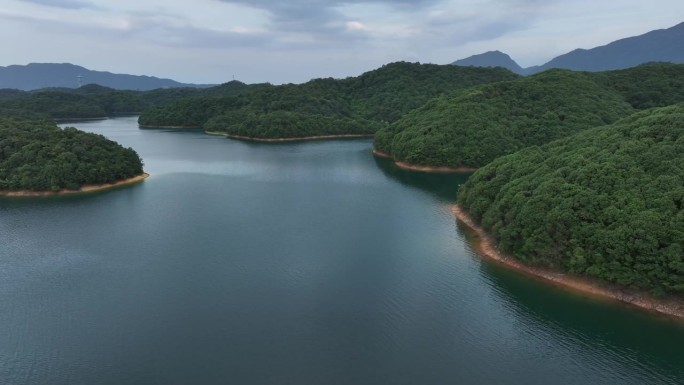 一个男人在湖里玩划桨冲浪