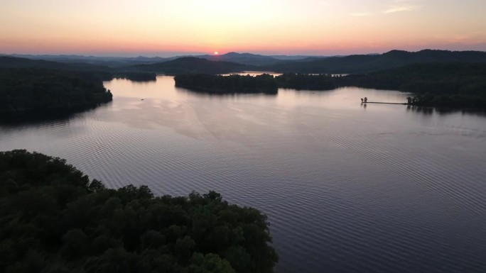 西弗吉尼亚州萨默斯维尔湖的日落航拍