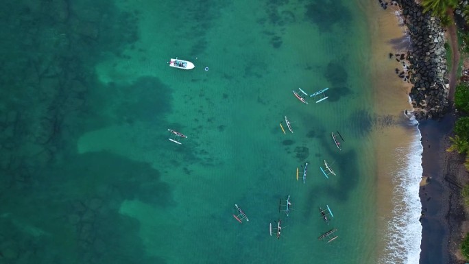 奥鲁瓦传统独木舟渔船在斯里兰卡海滩-空中俯视