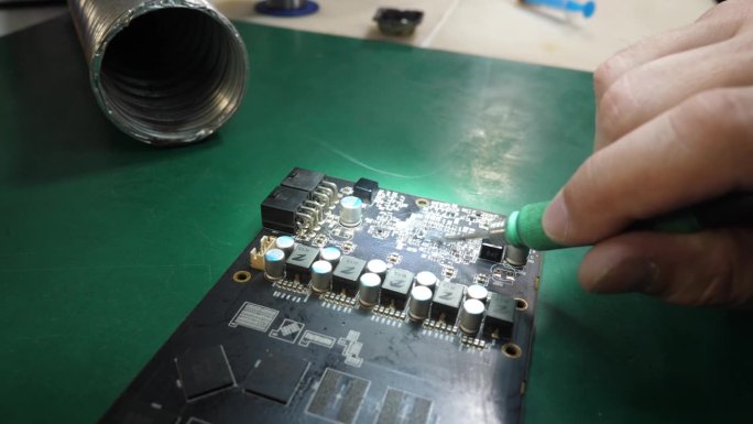 用C210烙铁拆焊芯片。计算机设备的维护和维修。